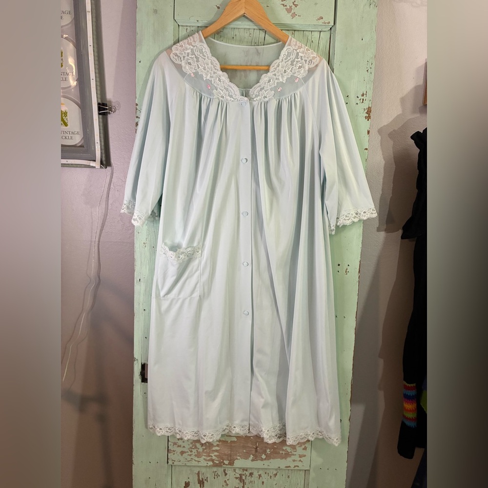 VTG women’s Shadowline floral embroidered button down robe